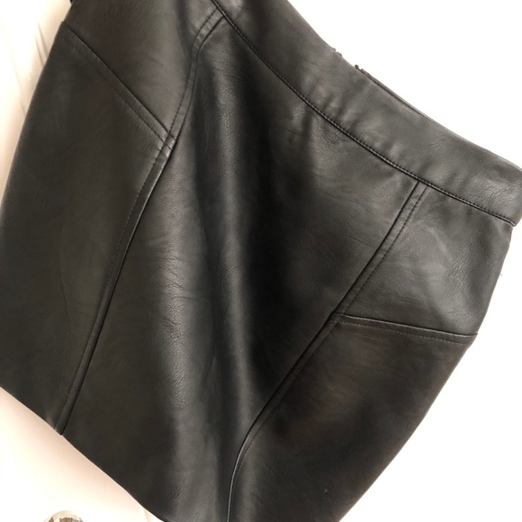Pleather Motto skirt - Picture 3 of 3